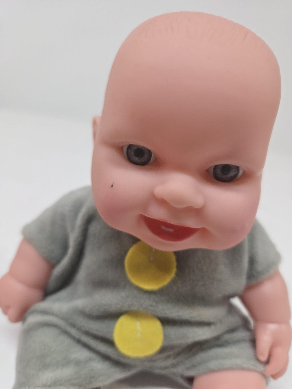 Título
Muñeco Bebé en Miniatura con Pelele Gris (11 cm / 4,5 pulgadas)