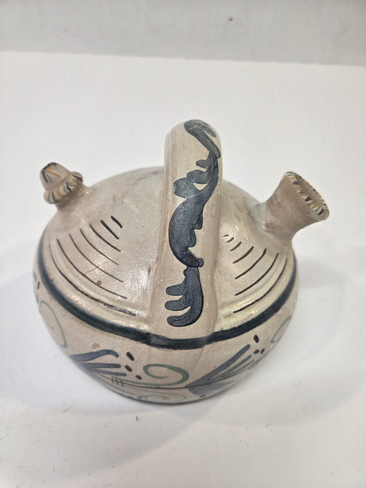 Botijo Antiguo de Cerámica Artesanal de Segorbe – Firmado V. Gil (18 cm)