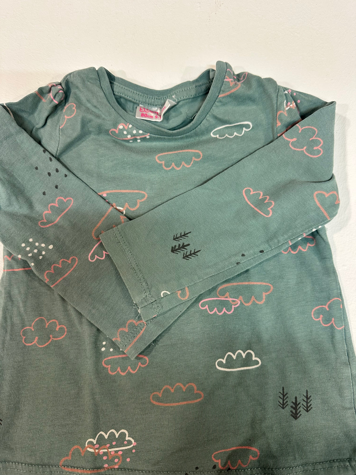 Camiseta Manga Larga Bebé "So Cute" (Talla 9-12 Meses / 80 cm) – Verde con Estampado de Nubes