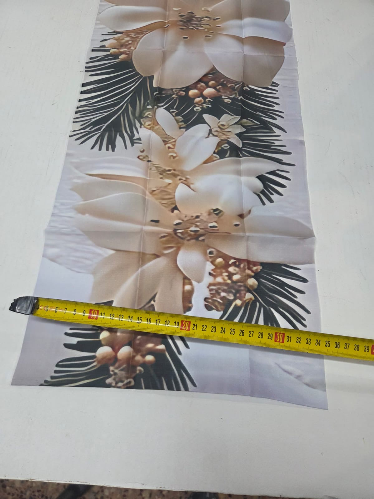 Camino de Mesa Navideño «Elegancia Botánica» con Magnolias Blancas y Piñas de Pino