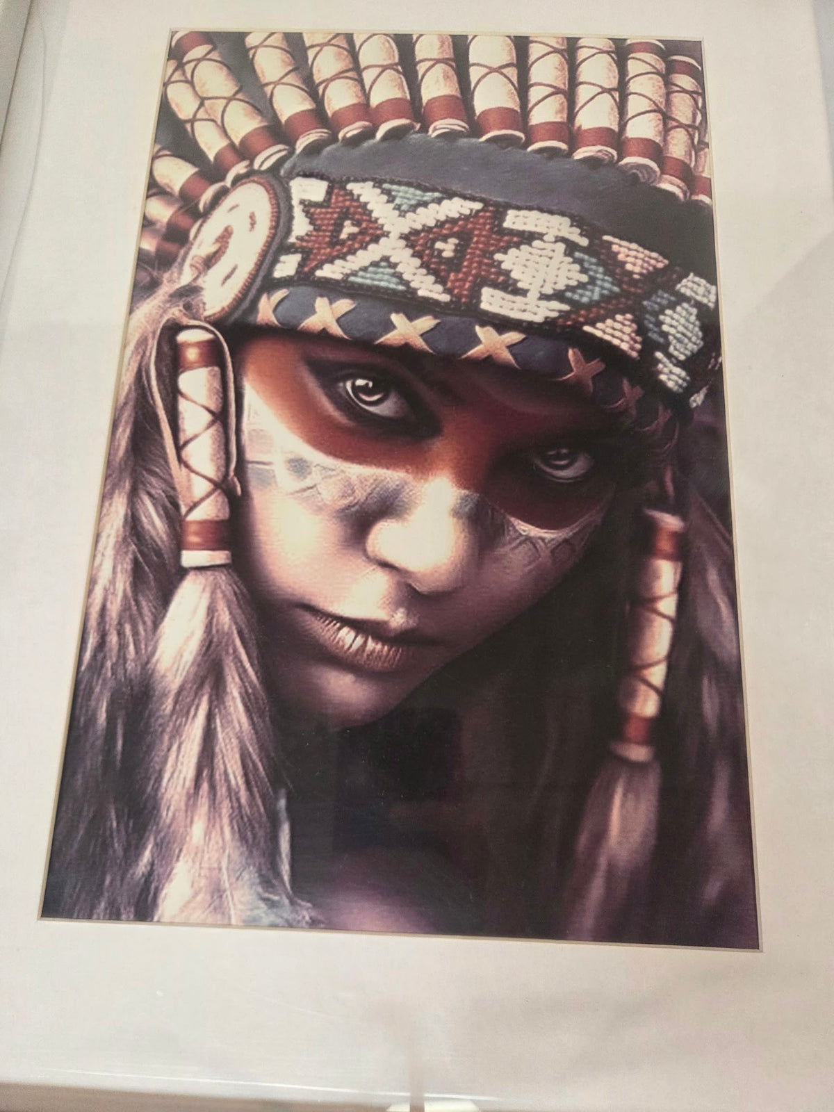 Cuadro Decorativo Retrato Indígena / Nativa Americana con Marco Blanco (32x47 cm)