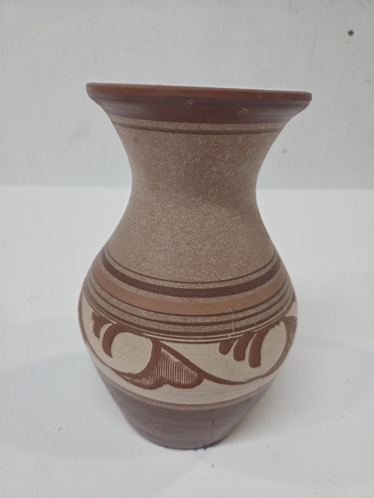 Jarrón Artesanal de Cerámica de Barro Pintado a Mano - Estilo Rústico Vintage (18 cm)