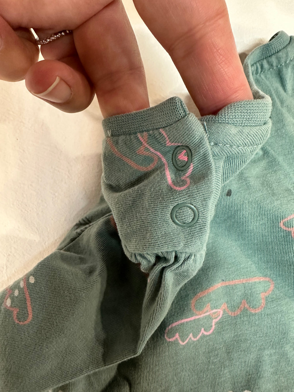 Camiseta Manga Larga Bebé "So Cute" (Talla 9-12 Meses / 80 cm) – Verde con Estampado de Nubes