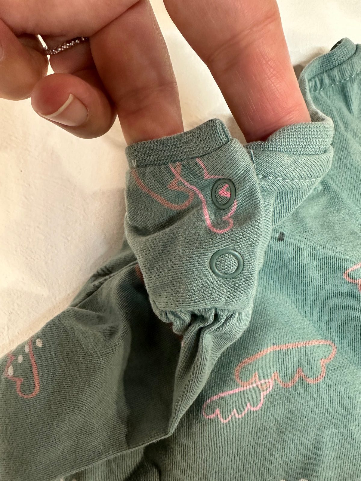 Camiseta Manga Larga Bebé "So Cute" (Talla 9-12 Meses / 80 cm) – Verde con Estampado de Nubes