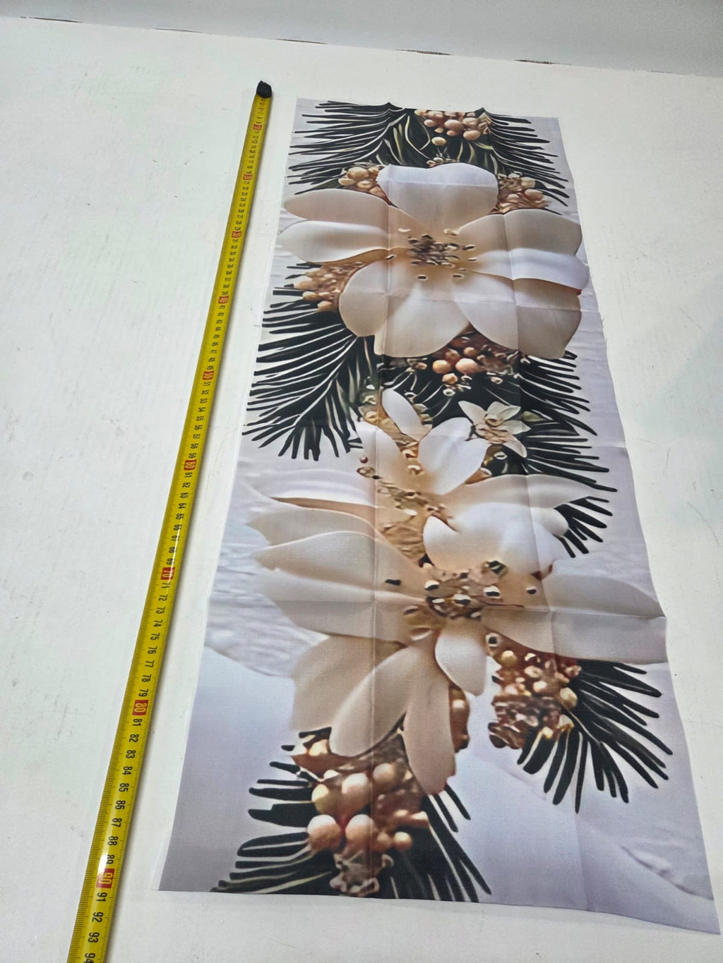 Camino de Mesa Navideño «Elegancia Botánica» con Magnolias Blancas y Piñas de Pino
