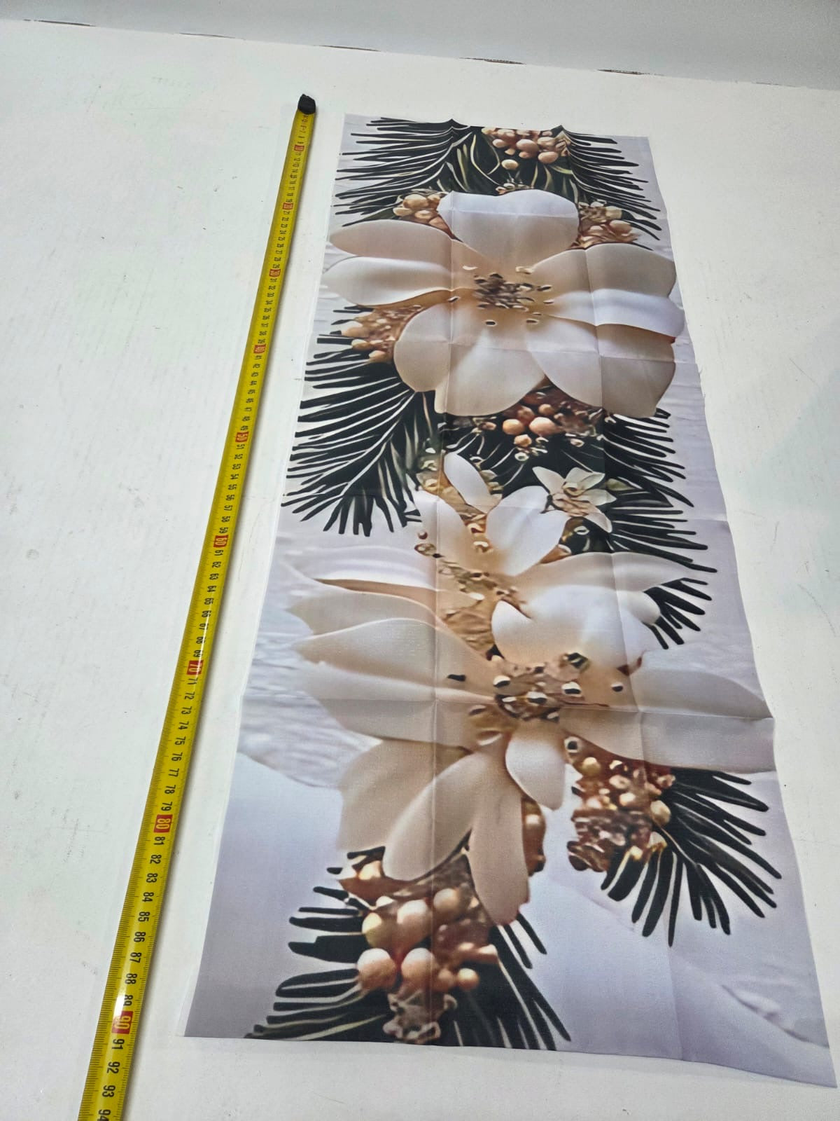 Camino de Mesa Navideño «Elegancia Botánica» con Magnolias Blancas y Piñas de Pino