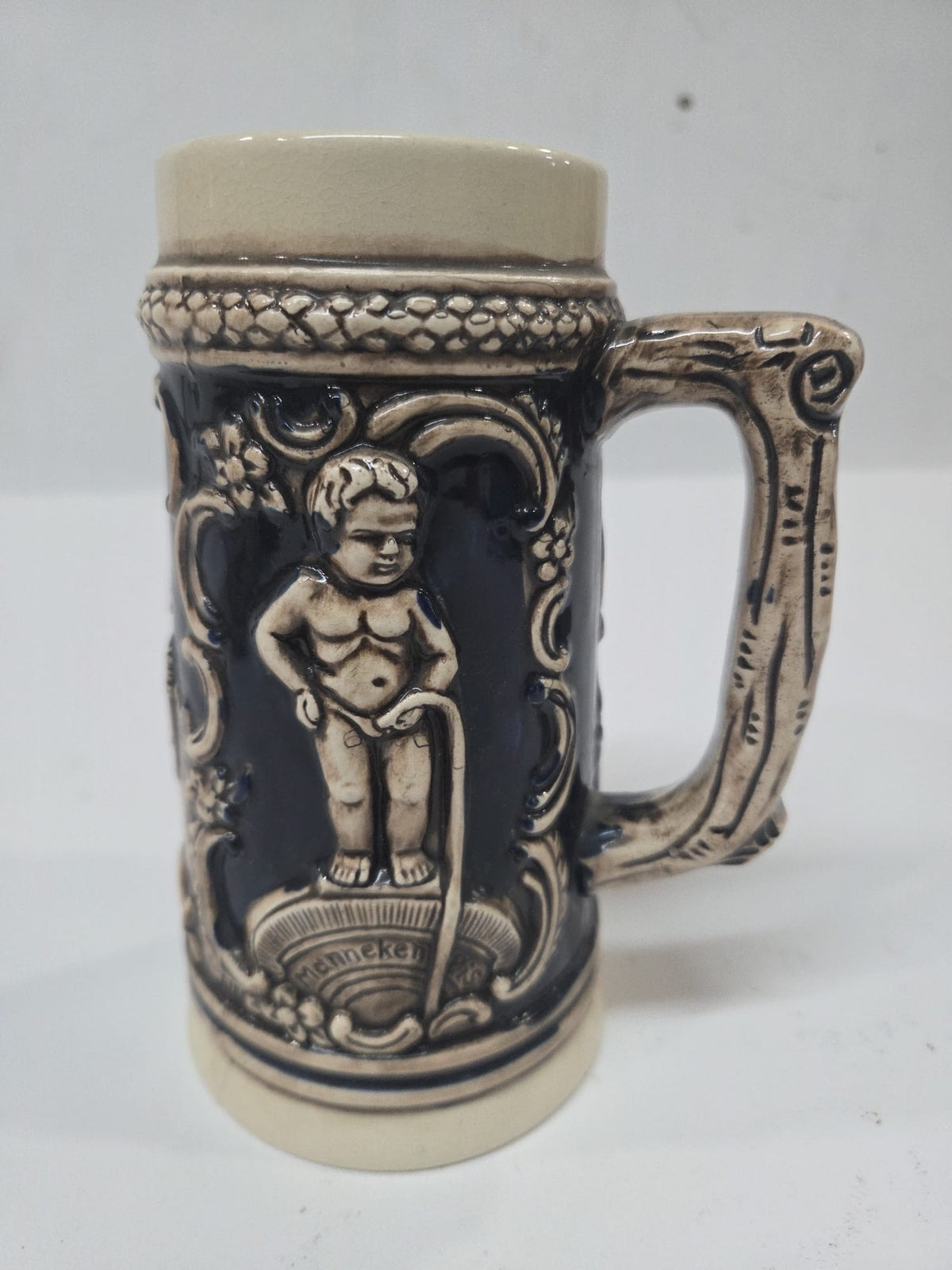 Jarra de Cerveza Alemana / Belga de Cerámica en Relieve - Souvenir de Bruselas (Manneken Pis, Palais de Justice y Hôtel de Ville)
