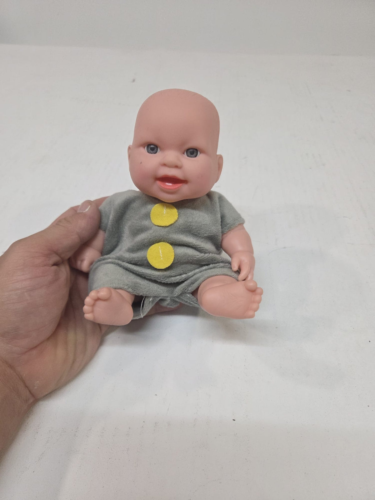 Título
Muñeco Bebé en Miniatura con Pelele Gris (11 cm / 4,5 pulgadas)