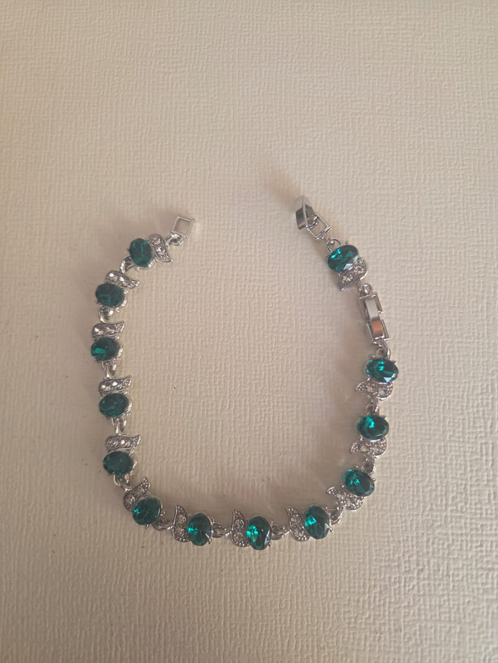 Pulsera Elegance de Cristales Ovalados en Verde Esmeralda y Plateado