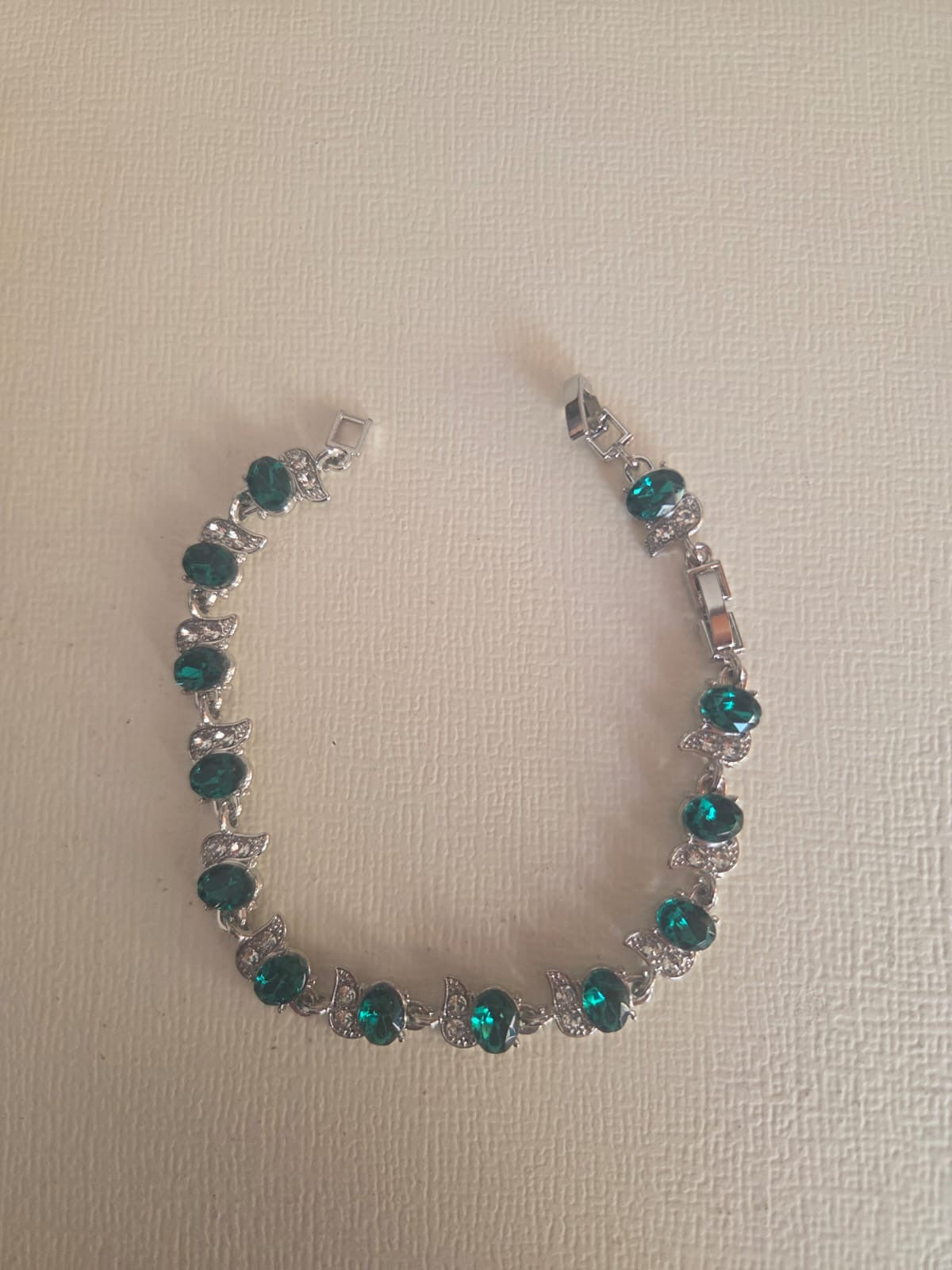 Pulsera Elegance de Cristales Ovalados en Verde Esmeralda y Plateado