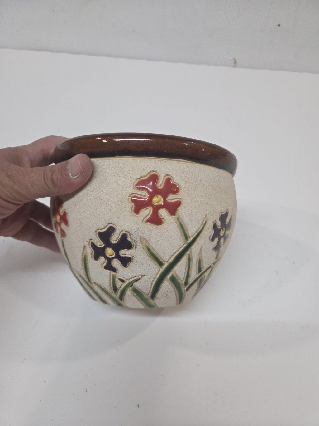 Maceta Artesanal de Cerámica con Flores en Relieve