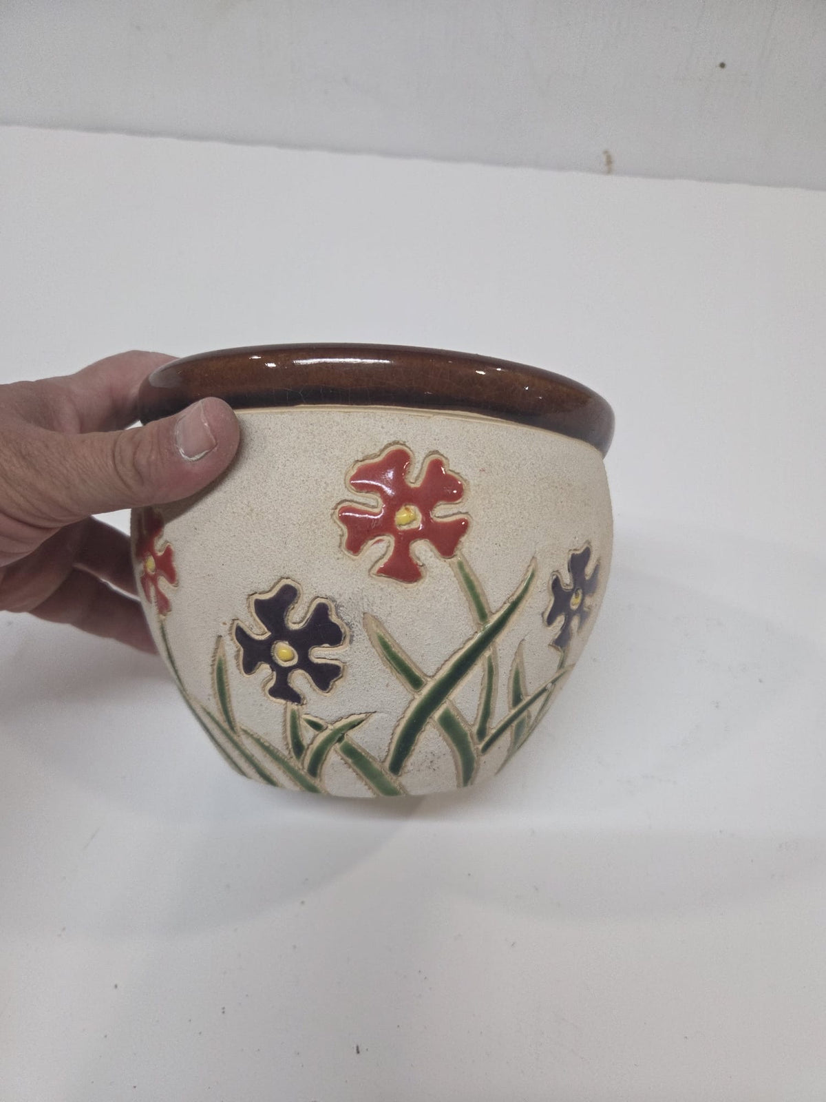 Maceta Artesanal de Cerámica con Flores en Relieve