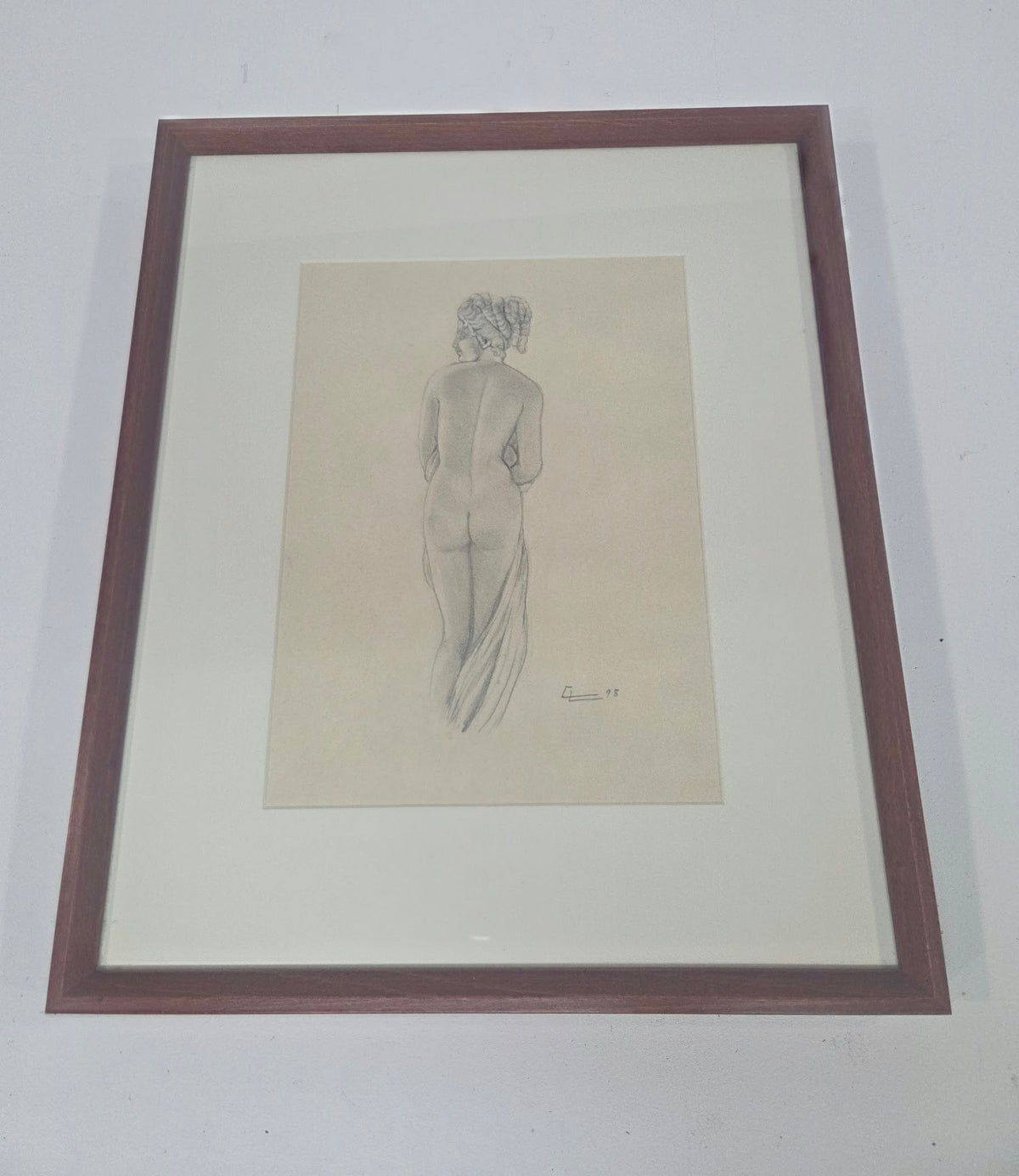 Dibujo original a lápiz "Desnudo femenino clásico de espalda" - Monograma y año 98 (Enmarcado)
