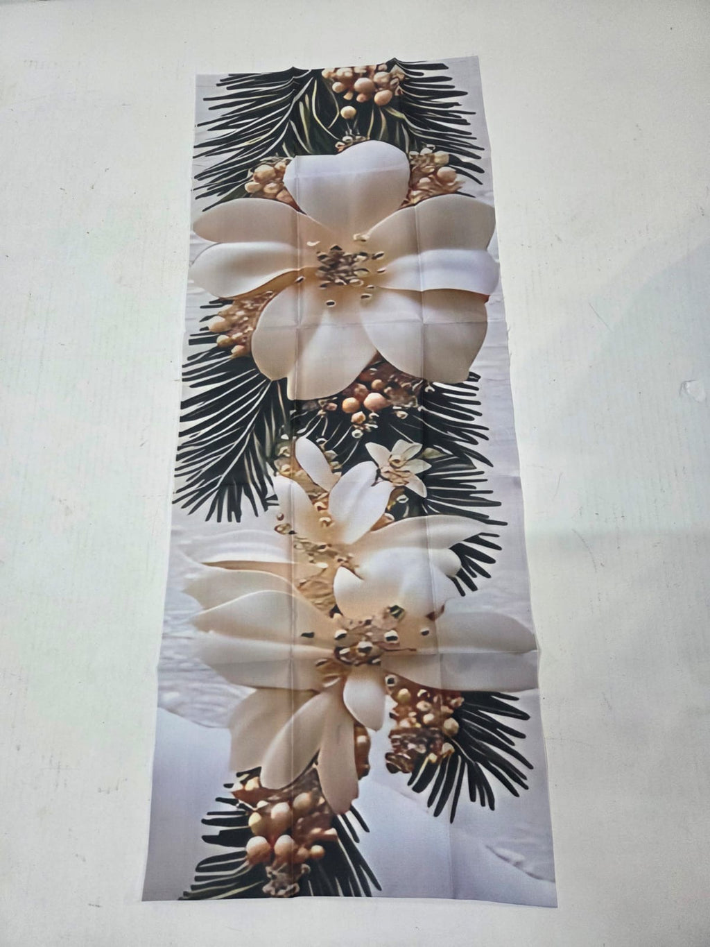 Camino de Mesa Navideño «Elegancia Botánica» con Magnolias Blancas y Piñas de Pino