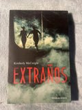 Extraños. kimberlyn McCreight
