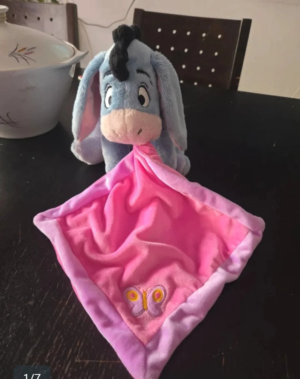 Peluche Eeyore con manta rosa