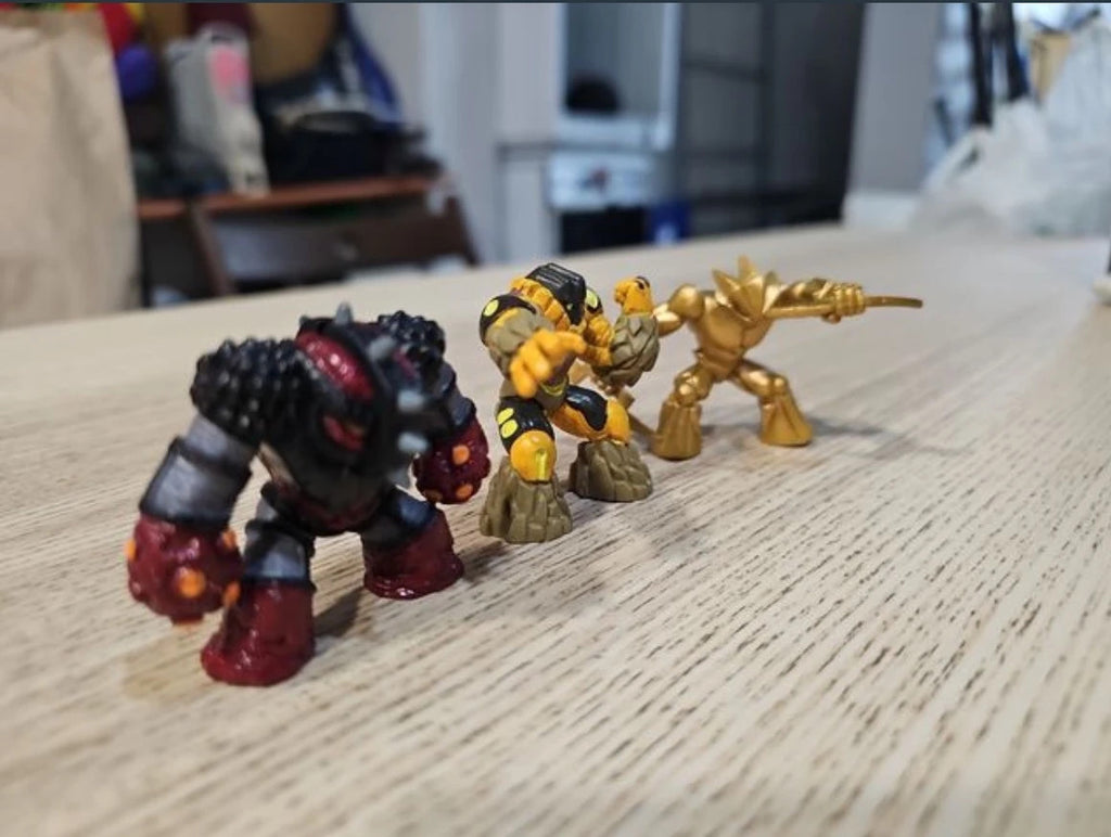 Lote de tres figuras de Gormiti