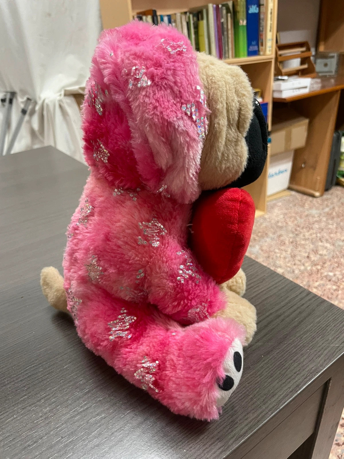 Peluche, bulldog, corazón rojo