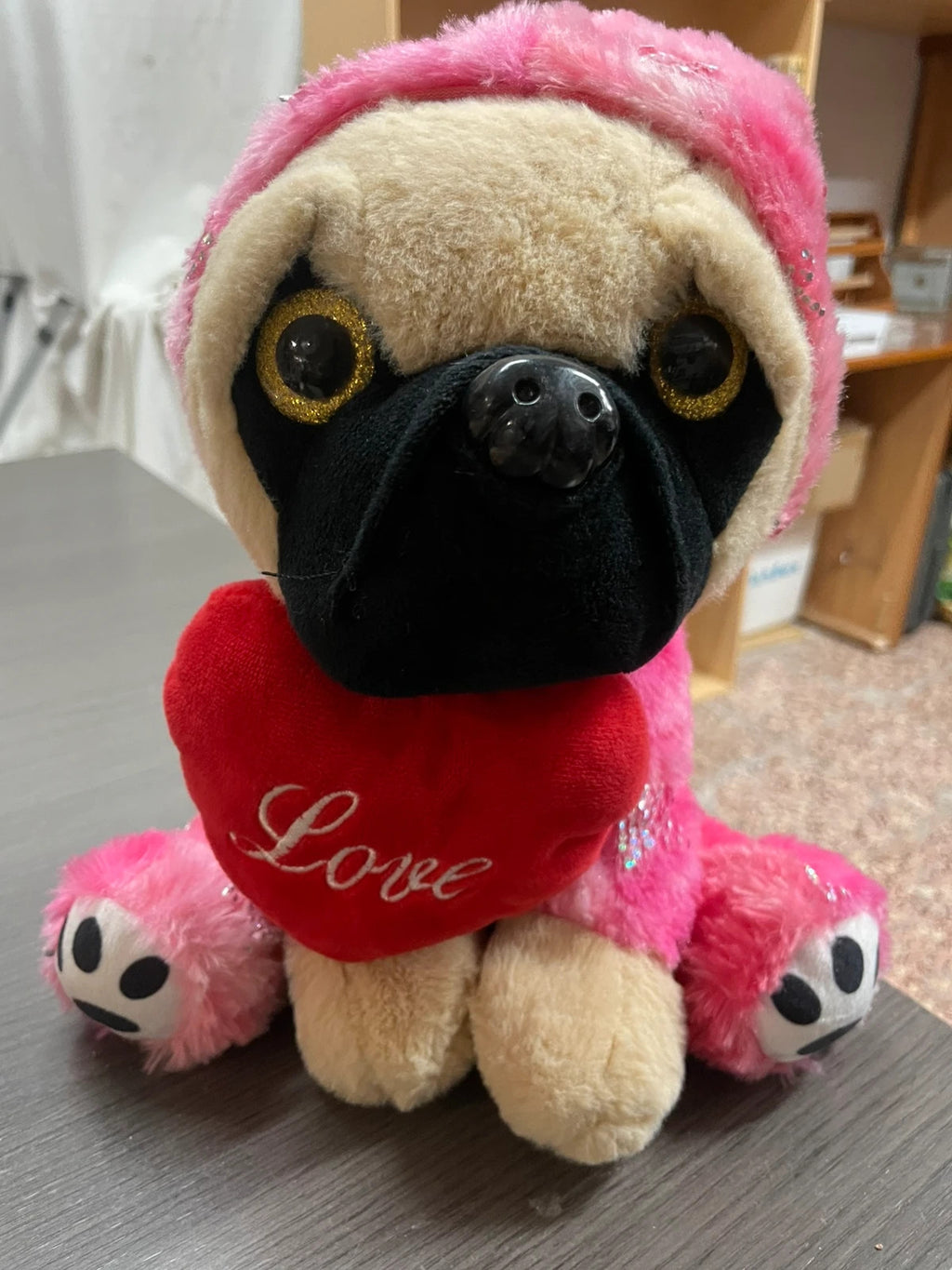 Peluche, bulldog, corazón rojo