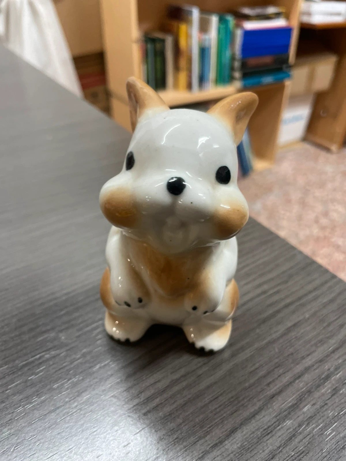 Figura de conejito de porcelana