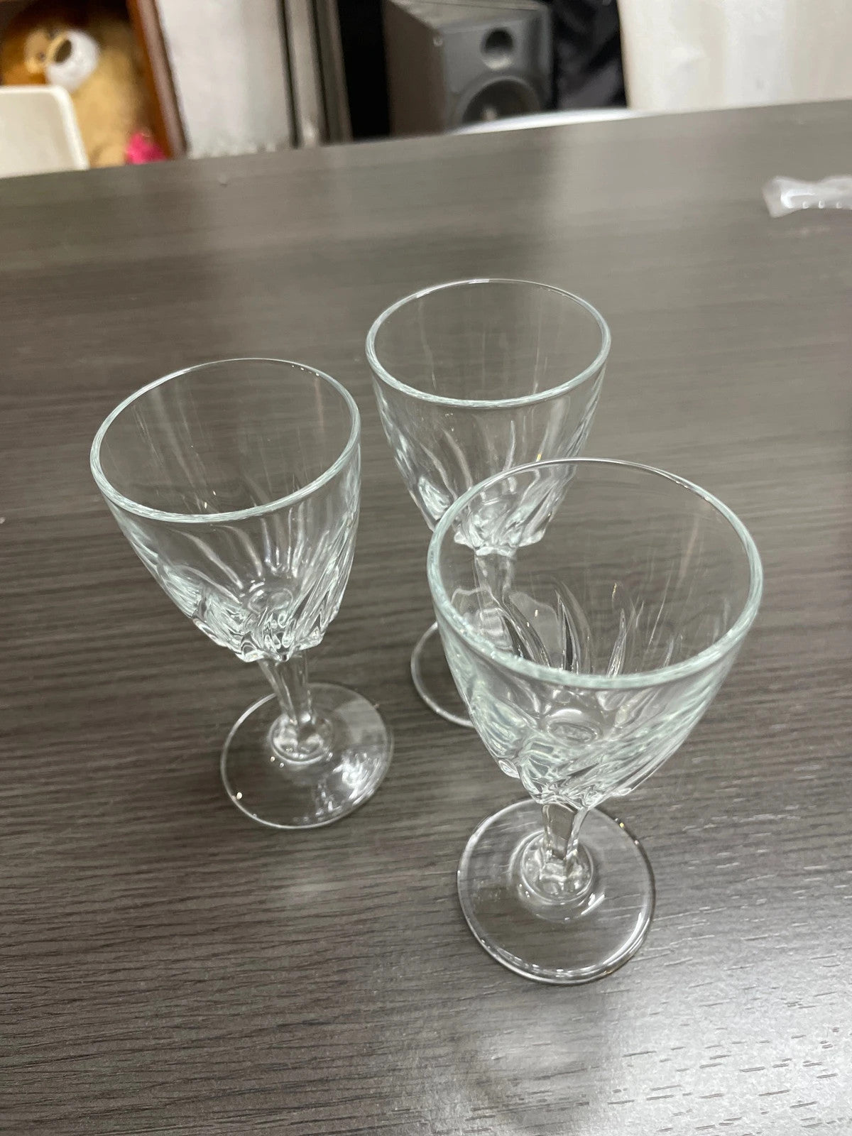 Lote de tres copas de cristal para licor