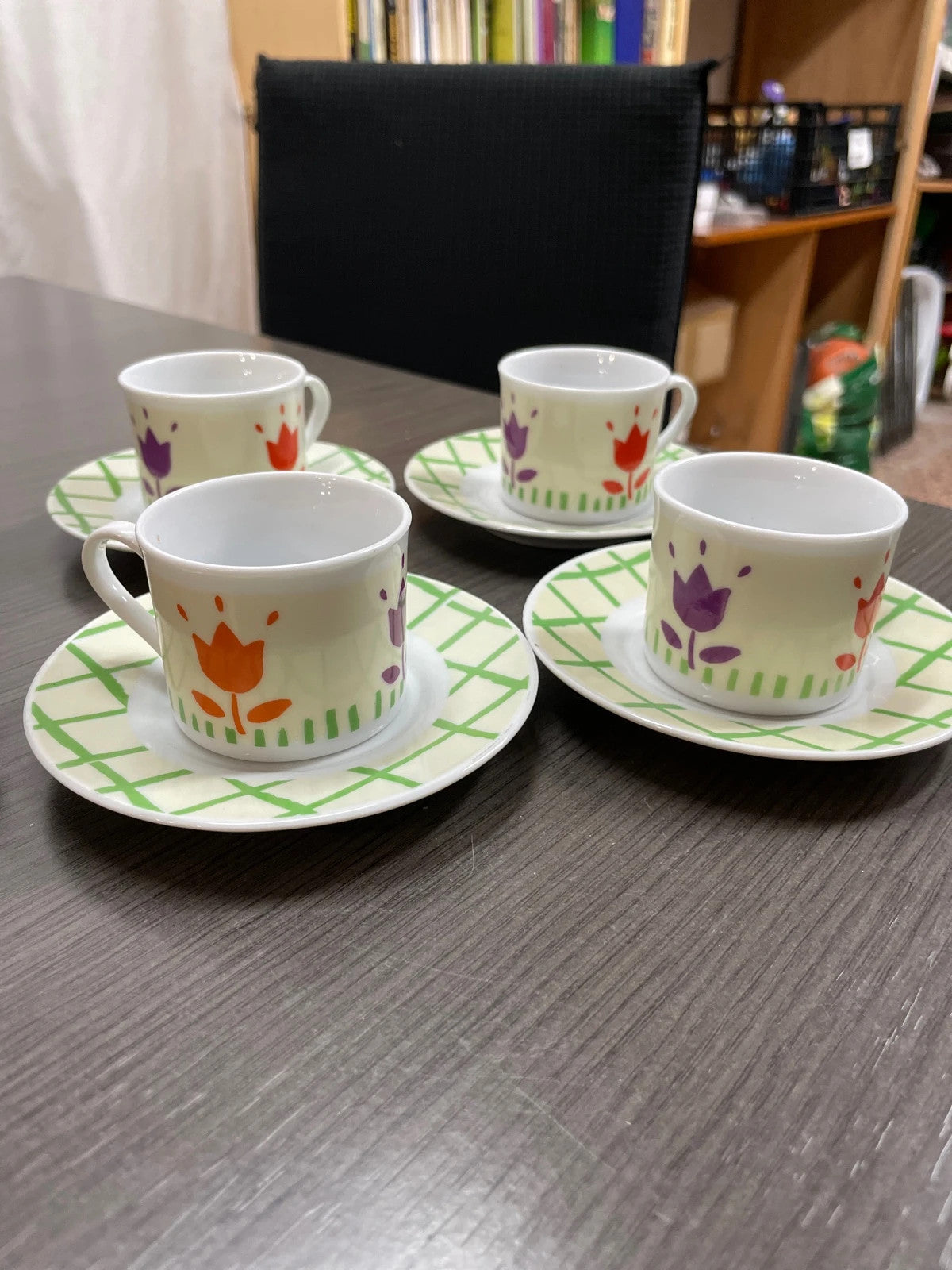 Juego de cuatro tazas para café de revista pronto
