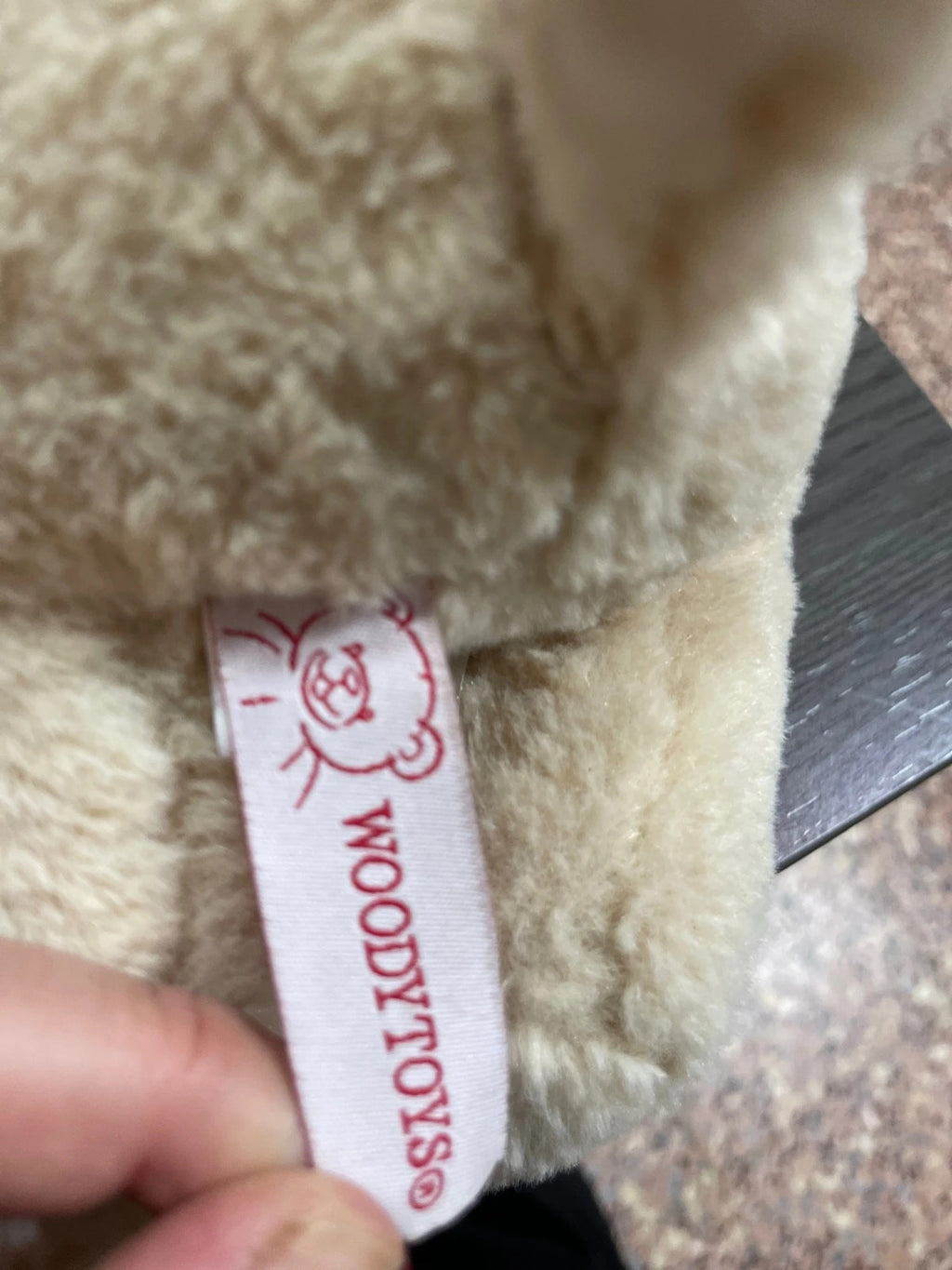 Perrito cachorro acostado