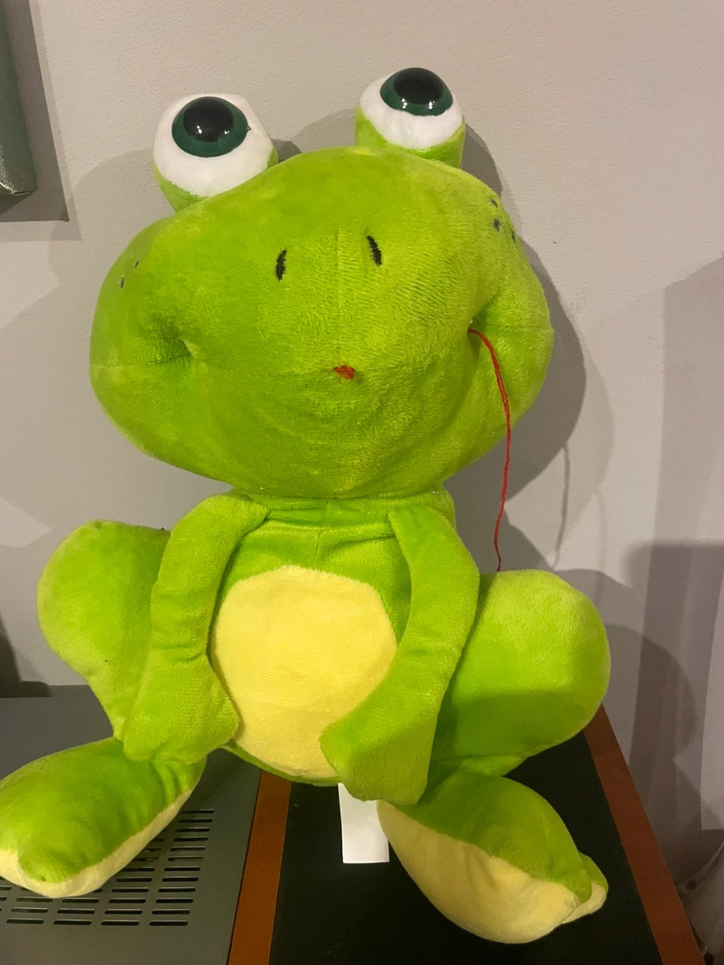 Adorable sapo de peluche
