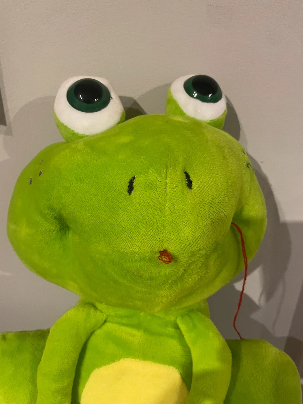 Adorable sapo de peluche
