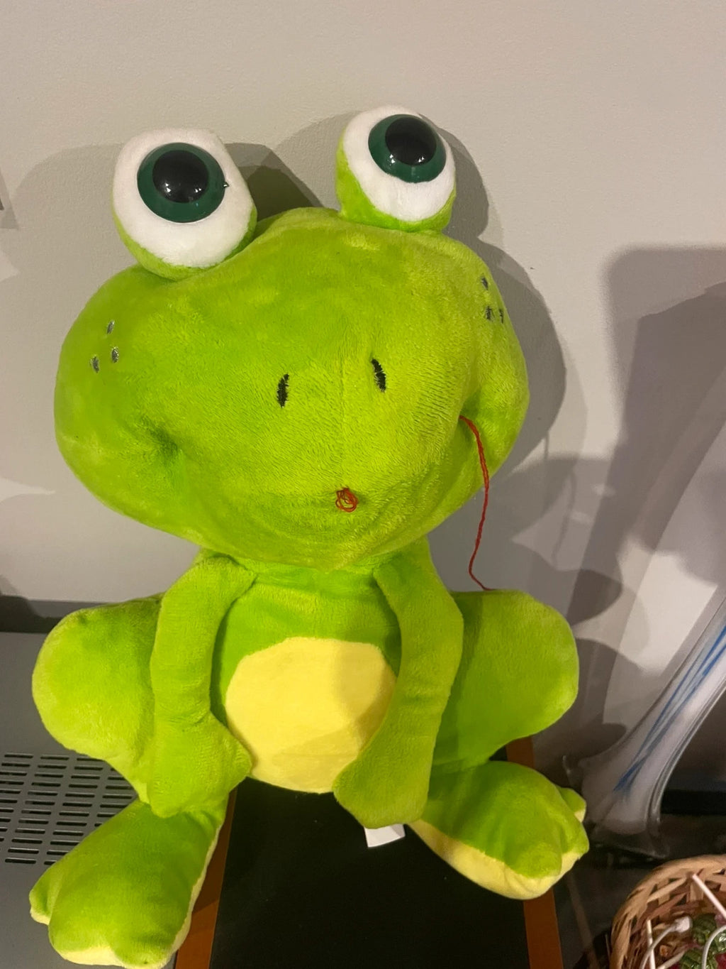 Adorable sapo de peluche