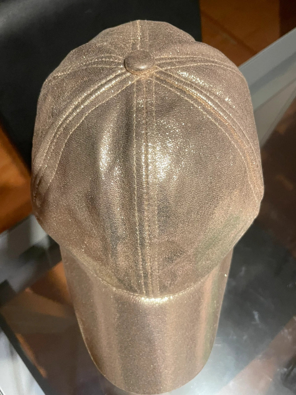 Gorra dorada brillosa