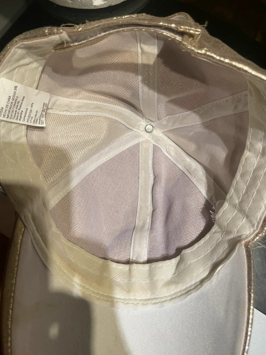 Gorra dorada brillosa
