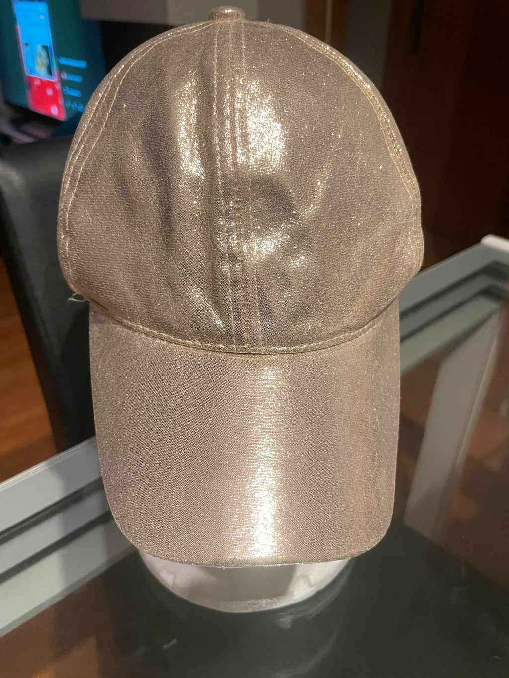 Gorra dorada brillosa