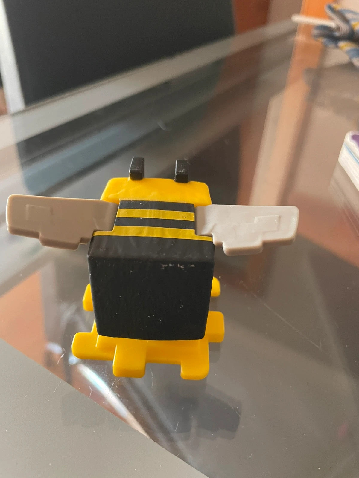 Figura de minecraft abeja