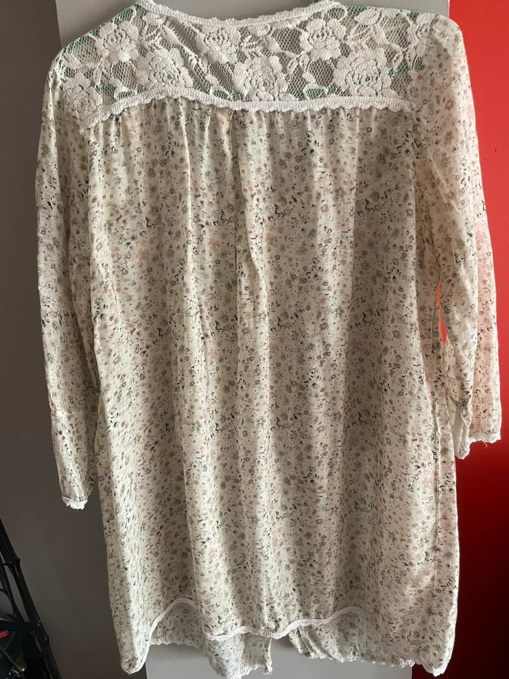 Blusa floreada con encaje