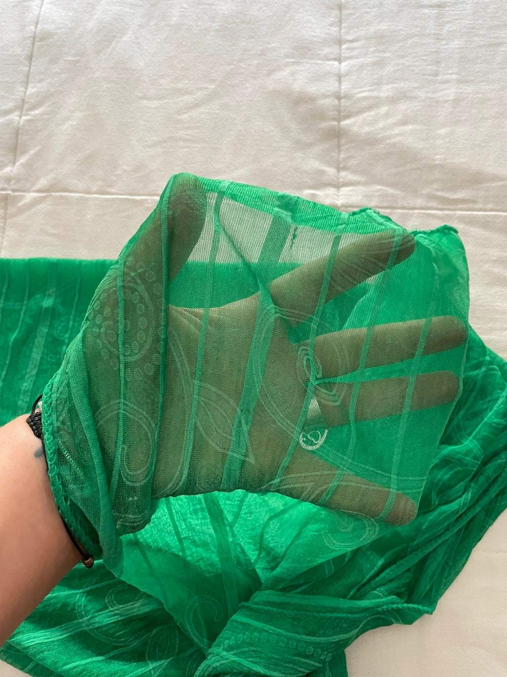 Pañuelo color verde con flecos