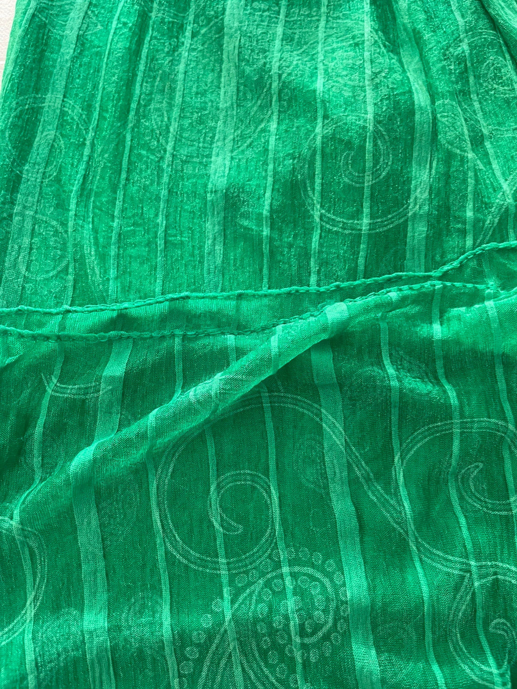 Pañuelo color verde con flecos