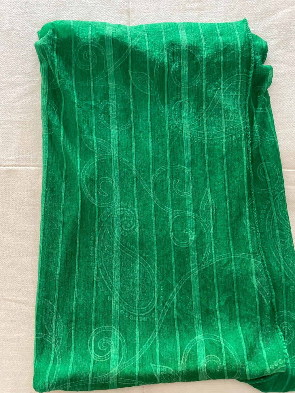 Pañuelo color verde con flecos