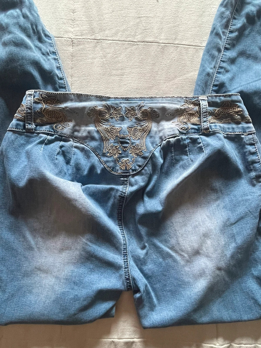 Pantalón con bordados