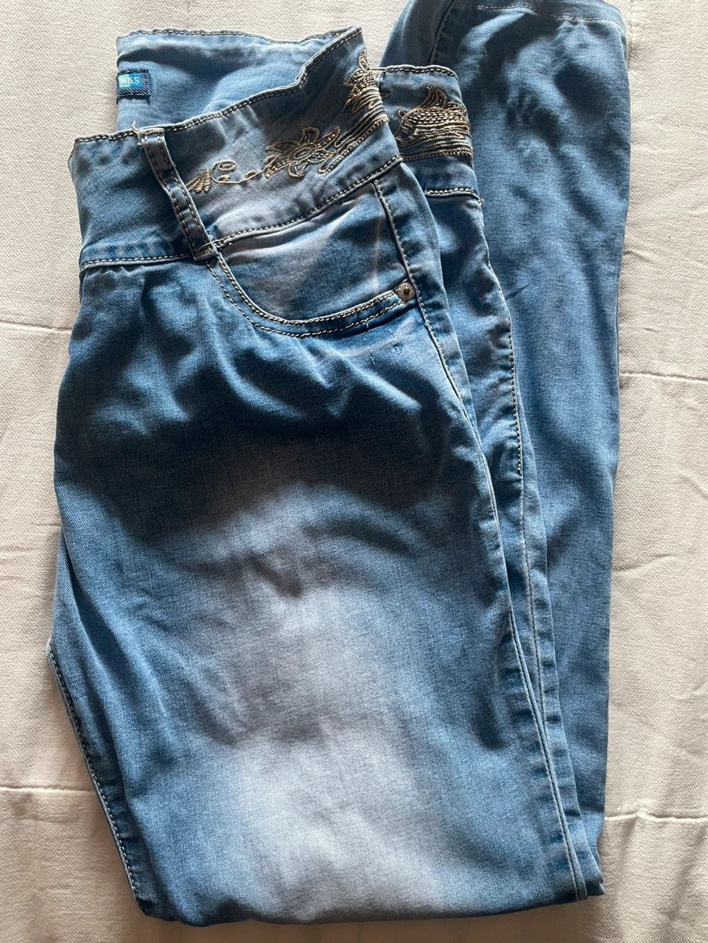 Pantalón con bordados