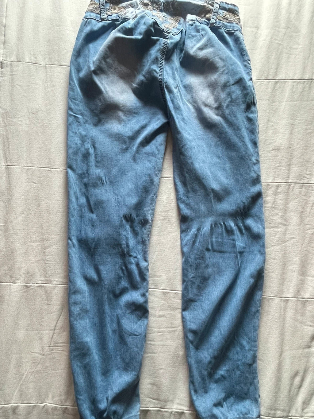 Pantalón con bordados