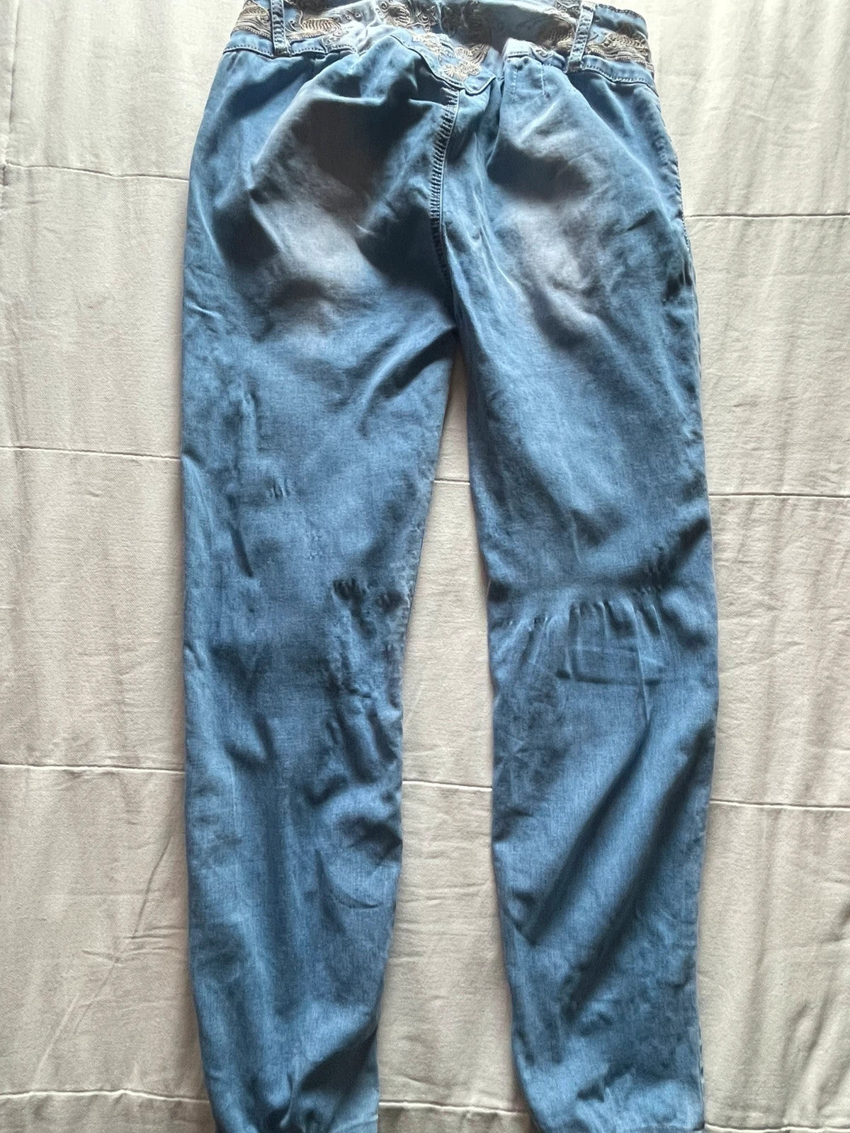 Pantalón con bordados
