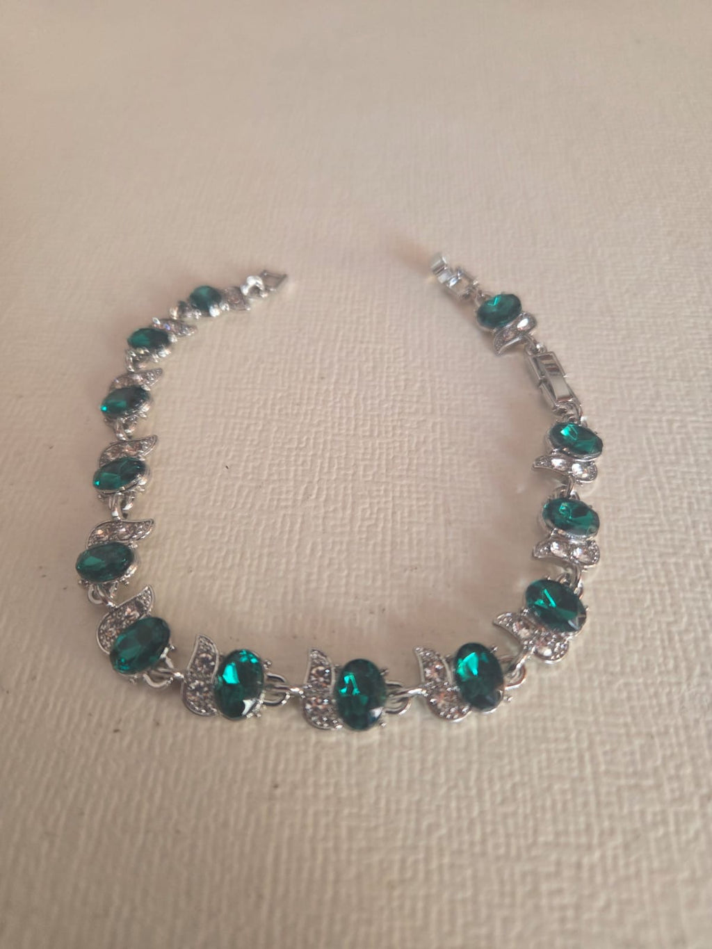 Pulsera Elegance de Cristales Ovalados en Verde Esmeralda y Plateado