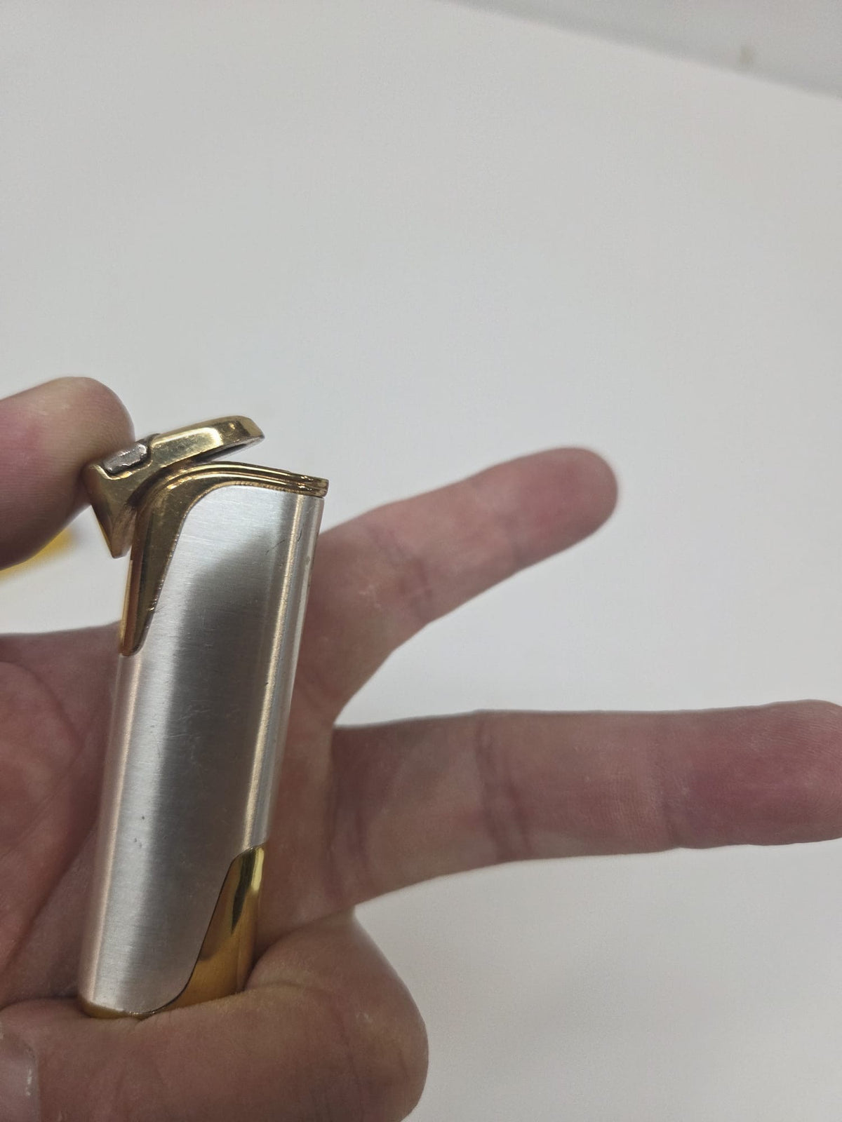 Encendedor Recargable Vintage de Gas Butano - Acabado Bicolor Plata Satén y Dorado