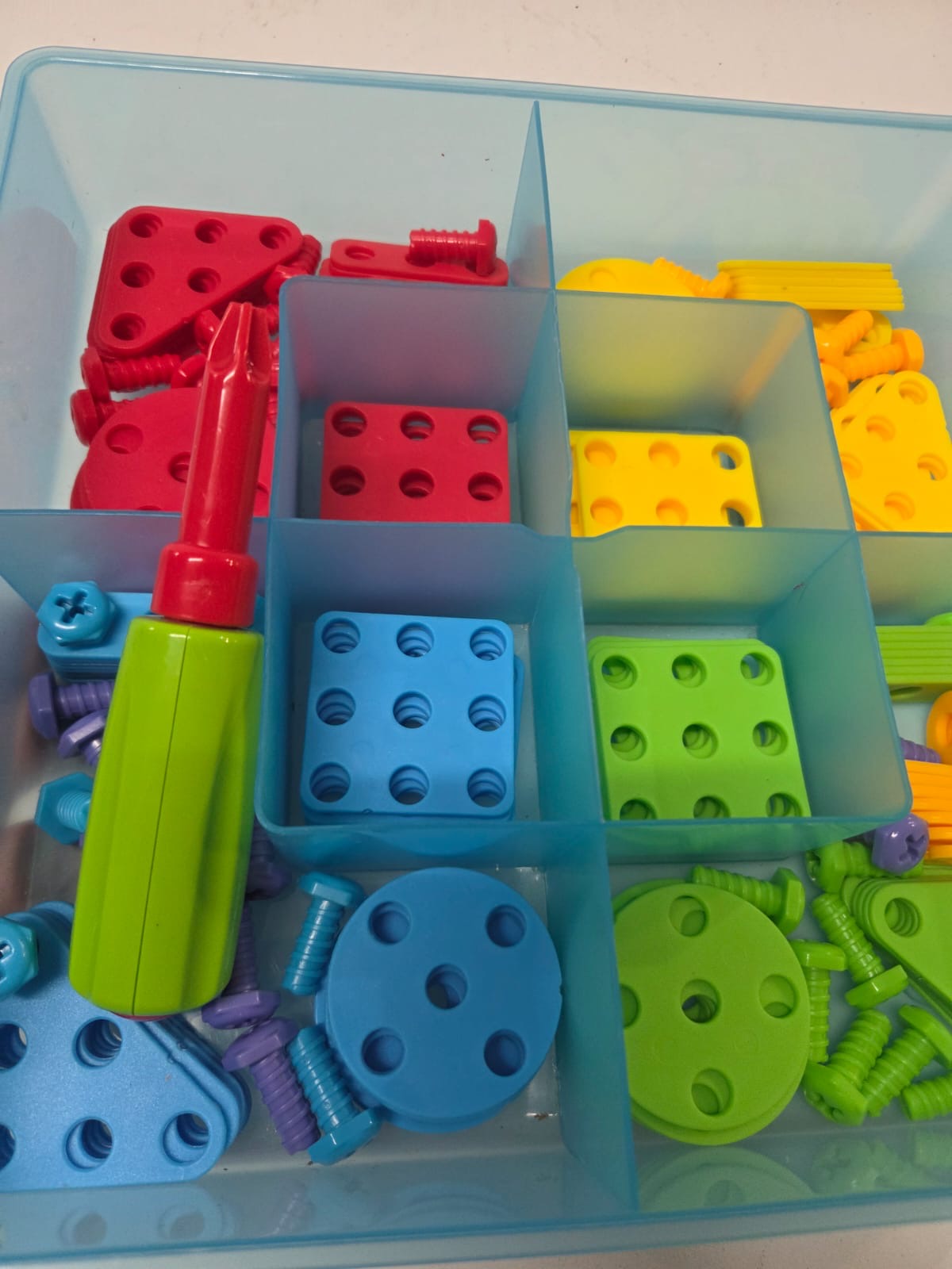 Juego de Construcción Infantil con Tornillos, Piezas de Colores y Destornillador (STEM)