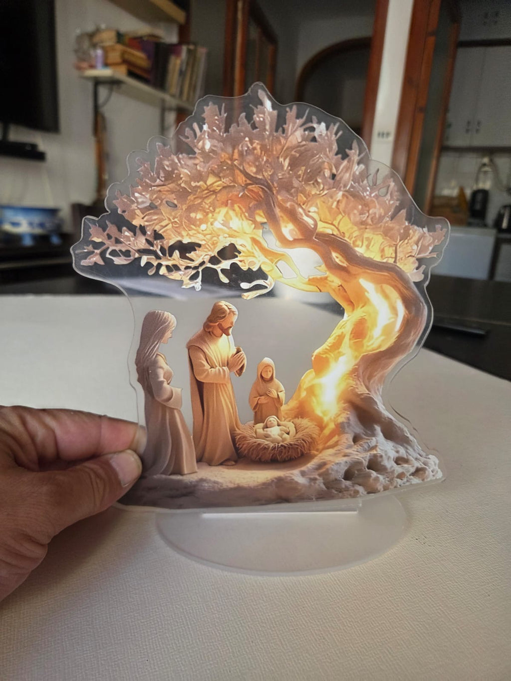 Figura Decorativa Belén Navideño en Acrílico con Base - Nacimiento de Jesús bajo el Árbol de la Vida