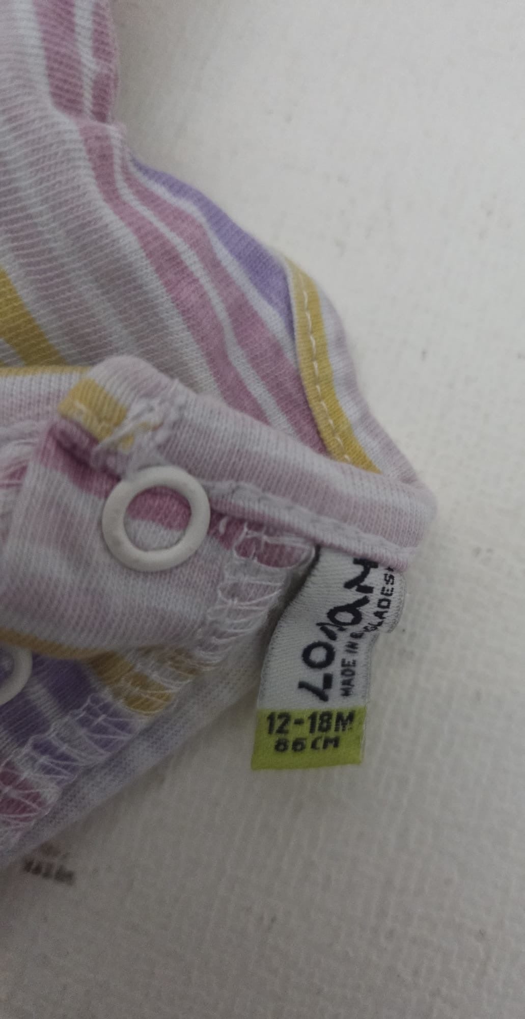 Camiseta sin mangas con volantes a rayas lila/mostaza (Talla 12-18 meses / 86 cm)