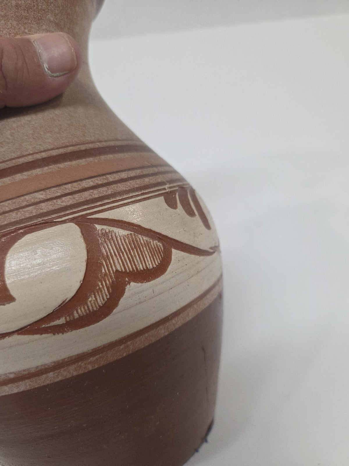 Jarrón Artesanal de Cerámica de Barro Pintado a Mano - Estilo Rústico Vintage (18 cm)