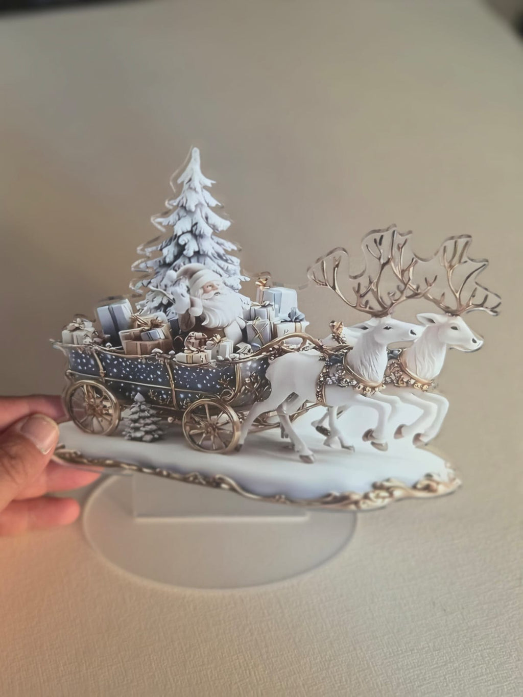 Adorno Decorativo Navideño de Acrílico – Papá Noel en Trineo con Renos