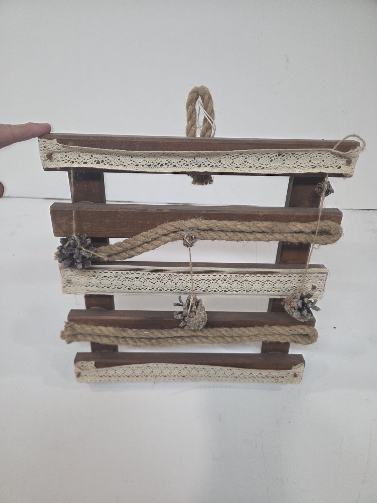 Adorno de Pared Rústico de Madera, Cuerda de Yute y Piñas (Estilo Rústico / Navideño)